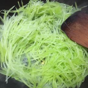 倒入莴笋翻炒。