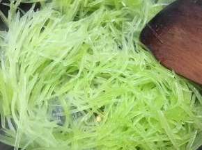 倒入莴笋翻炒。