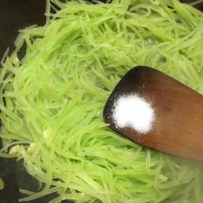 炒至莴笋微微变色，调入盐和鸡精翻炒均匀。