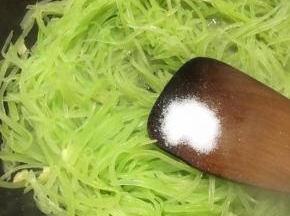 炒至莴笋微微变色，调入盐和鸡精翻炒均匀。
