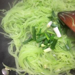 下入葱段翻炒几下即可关火。