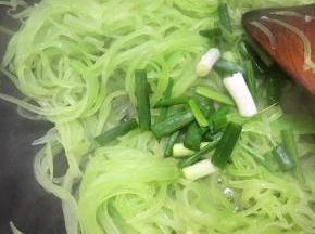 下入葱段翻炒几下即可关火。