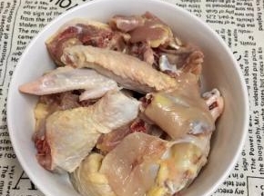 鸡肉洗净斩块备用。