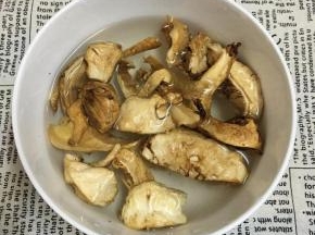 松茸提前洗净，用清水泡发2小时左右。