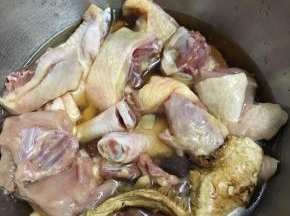 将鸡肉，松茸和泡松茸的水一起倒入锅中，再加入足量的清水。