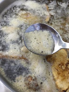 大火煮开，撇去浮沫。