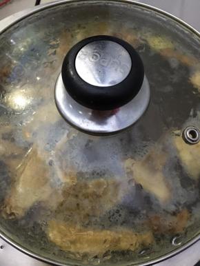 加盖转小火慢慢熬煮1小时即可关火。