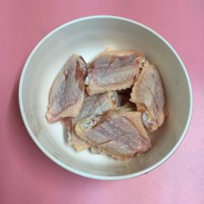 鸡翅洗净沥干水分，在背面画两刀，放入碗中。