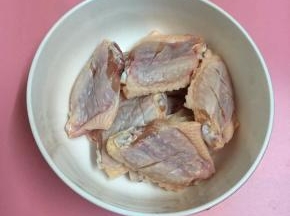 鸡翅洗净沥干水分，在背面画两刀，放入碗中。