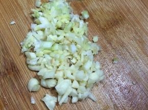 蒜头切碎。