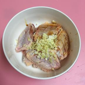 调入盐和鸡精，加入酱油和蒜末。