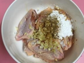 加入玉米淀粉和孜然粉。