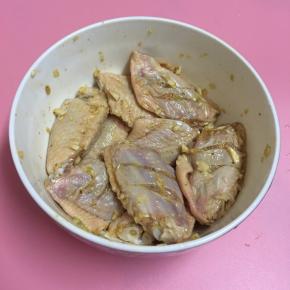 用手抓匀静置30分钟左右入味。