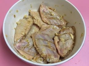 用手抓匀静置30分钟左右入味。