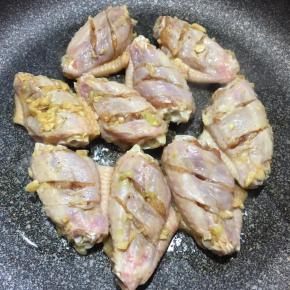 锅中加入少许油，大火烧热，放入鸡翅中小火煎至呈金黄色。