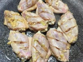 锅中加入少许油，大火烧热，放入鸡翅中小火煎至呈金黄色。
