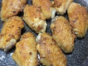 翻面，同样中小火煎至呈金黄色。