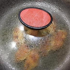 加入少许清水，加盖。