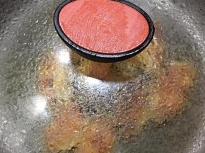 加入少许清水，加盖。