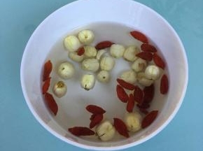 莲子和枸杞子洗净，加入清水浸泡1小时。