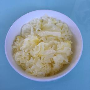 鲜银耳去蒂洗净，掰碎备用。