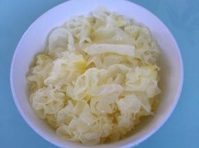 鲜银耳去蒂洗净，掰碎备用。