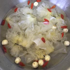 将银耳，莲子和枸杞子放入锅中，加入足量清水。