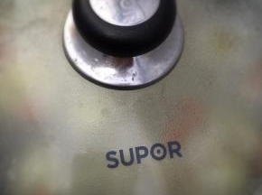 大火煮开之后加盖，转小火慢慢熬煮1小时。