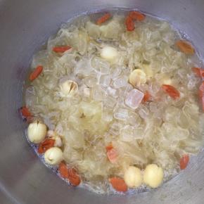 开盖加入白糖，煮至白糖完全融化即可关火。