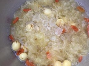 开盖加入白糖，煮至白糖完全融化即可关火。