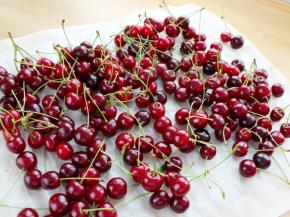 2.不要去梗，将樱桃清洗干净，晾干水分。