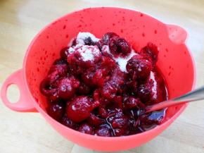 4.撒上糖拌均匀，腌上一夜。