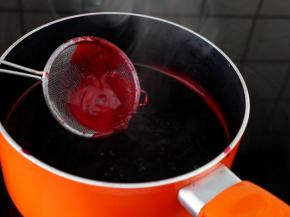 6.先将汁水倒入锅中，煮开后用漏勺撇去浮沬，然后转中小火再煮半小时，让汤汁变得较浓稠。
注：一直保持微开状态，可以不盖锅盖，这样可防止果汁溢出。