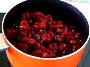7.然后将果肉倒入锅中继续煮上30-50分钟，果肉变得绵软。
注：想更加细腻就要加长时间，想有更多果肉的口感就减少时间。