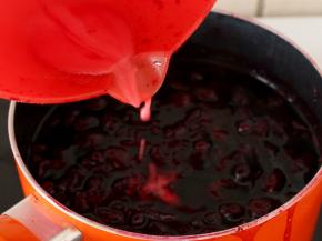 8.最后开大火，少许芶点水淀粉（约15克的淀粉），要边芶边搅拌。
注：如不想用增稠凝固剂，比如淀粉、吉利丁等，想将这种多汁的水果煮到很稠，一是多用糖；二要煮得更久。