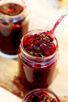 10.煮好的果酱立即装入消毒的无水无油的玻璃瓶里，并且要倒置，直到凉透移入冰箱保存，随吃随取。