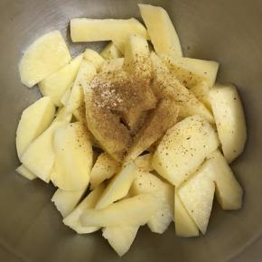 土豆去皮洗净，滚刀切块放入盘中，调入盐和鸡精,加入细砂糖和孜然粉。