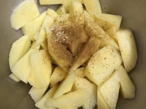 土豆去皮洗净，滚刀切块放入盘中，调入盐和鸡精,加入细砂糖和孜然粉。