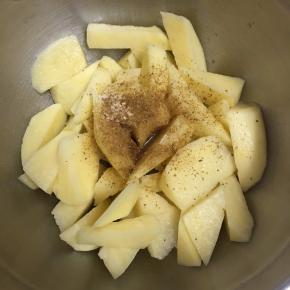 加入1勺玉米油。