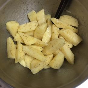 用筷子搅拌均匀。