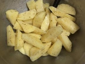 用筷子搅拌均匀。