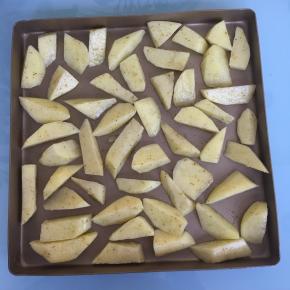 将拌好的薯角码放入金盘中。