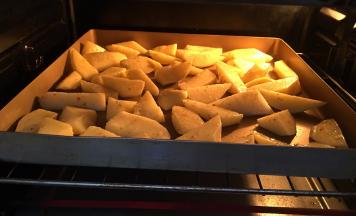 送入事先预热好的烤箱中层，上下火200度，20分钟。