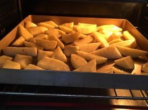 送入事先预热好的烤箱中层，上下火200度，20分钟。