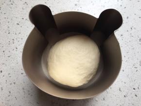 按扁面团，排气，整成圆形，放到小熊模具中