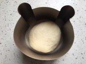 按扁面团，排气，整成圆形，放到小熊模具中