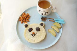 裱花袋剪小口，在面包上装饰成自己喜欢的样子