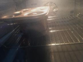 放入预热好170度的烤箱中烘烤30分钟