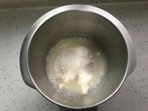 将中种材料称好放在盆中