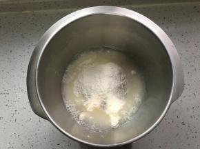 将中种材料称好放在盆中